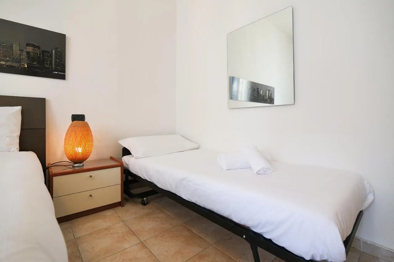 Appartamento PrimoPiano - Tertulliano Milano 0*,  Italia